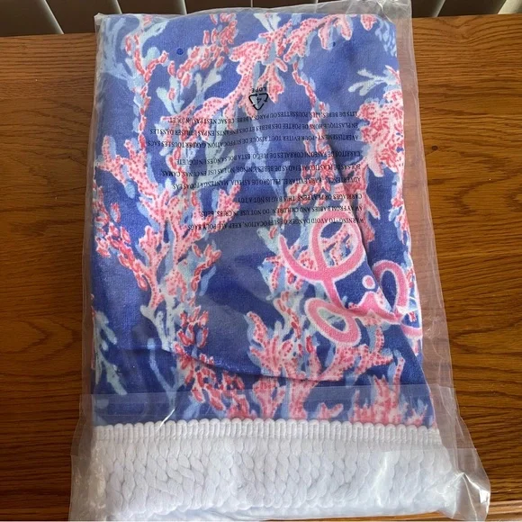 Lilly Pulitzer Beach Towel Swim on Over - Picture 2 of 4